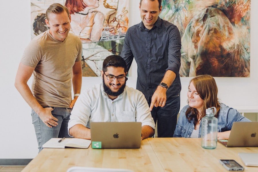 Equipe analisando dados juntos em um notebook